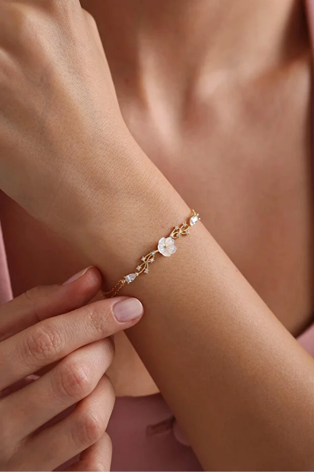 925 Ayar Gümüş Işıklı Kutuda Gold Kaplama Bahar Işıltılı Manolya Çiçeği Bileklik